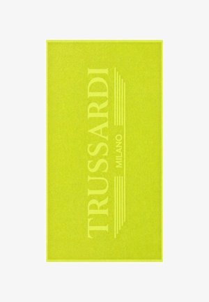 Asciugamano rettangolare giallo brillante con testo in rilievo "TRUSSARDI MILANO" e motivo a strisce verticali vicino al testo.