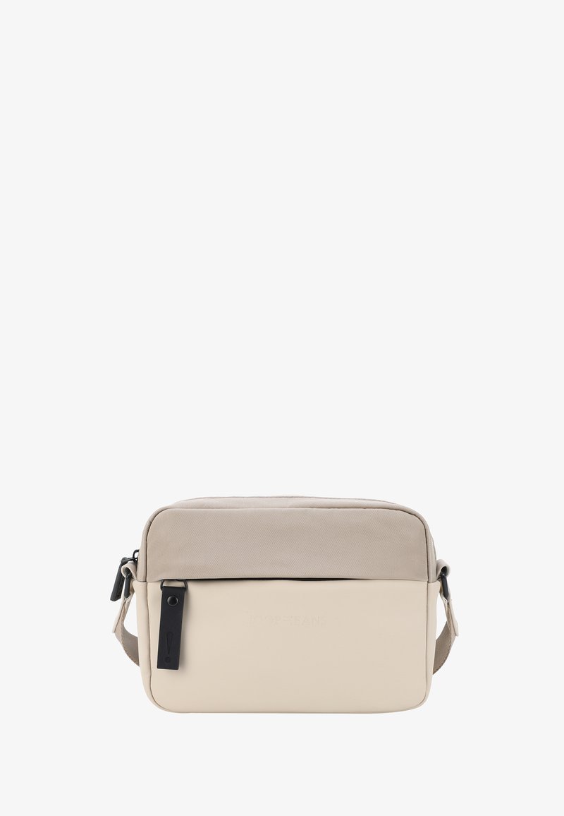 Borsa a tracolla beige con una sezione superiore texture e un fondo liscio. Presenta una chiusura con zip, una tracolla regolabile e un sottile dettaglio del logo sul fronte.