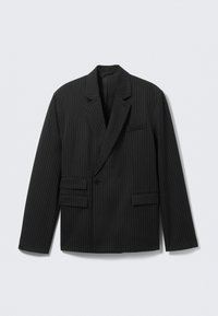 Svart pinstripes blazer med notched lapels, enkelt knappelukking og to nederste klaftlommer. Har lange ermer og strukturert passform.