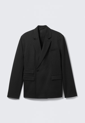 Svart randig blazer med notch-lapel, enkel knäppning och två nedre fickor med klaff. Har långa ärmar och en strukturerad passform.