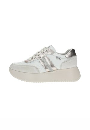 Sneakers con un design beige e argento metallico, caratterizzati da una tomaia in rete testurizzata, accenti lisci e una suola piatta spessa.