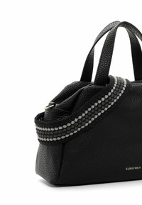 Sac à main en cuir texturé noir avec deux poignées et une bandoulière tissée détachable en noir et gris, présentant un texte subtil de la marque près de la base.