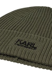 Olivově zelená pletená čepice s vertikálním žebrovaným vzorem, s černým logem "KARL" vyšitém na ohnutém lemu.