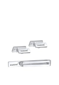 Silberne Manschettenknöpfe und Krawattenklammer mit rechteckigen Formen. Jedes Stück trägt den Markennamen "Kuzzoï" in Schwarz eingraviert. Geprägt 925 Silber.