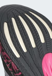 adidas Performance SUPERNOVA STRIDE - Pantofi de alergare pe asfalt - core black metalic sandy pink