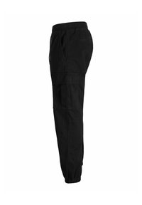 Pantalon cargo décontracté noir avec taille élastique et poignets aux chevilles, poches latérales et poche à rabat sur la cuisse, vu de côté.