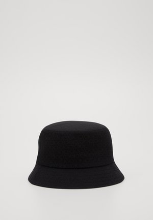 Chapeau bob noir avec un motif répétitif subtil du logo "ck" sur un tissu lisse, fond blanc uni.