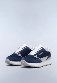 Baskets bleu marine avec une tige en daim et en maille, lacets blancs, accents argentés et semelle en caoutchouc texturée, présentant un design classique de chaussure de course.