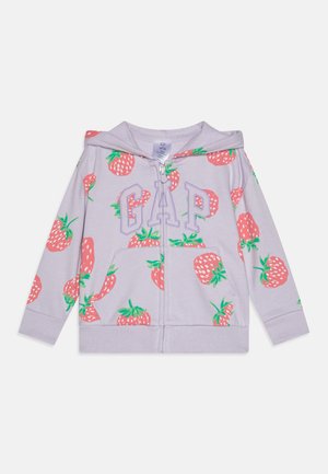 Lila zip-up dukserica s uzorkom jagoda u ružičastoj i zelenoj boji, s velikim logotipom "GAP" u svijetloplavoj obrubljenoj fontu.