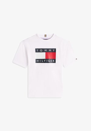 Weißes Baumwoll-T-Shirt mit einem zentralen Grafiklogo, das rote, weiße und schwarze rechteckige Abschnitte zeigt, rundem Ausschnitt und kurzen Ärmeln.