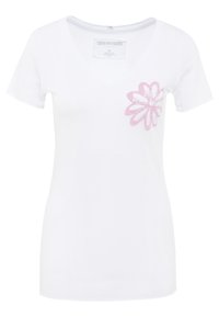 Camiseta blanca de manga corta con escote en V, que presenta un diseño floral en rosa con detalles de lentejuelas en el lado izquierdo. Material de algodón suave.