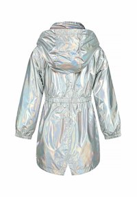 Veste de pluie argentée irisée avec capuche, taille élastique et manches froncées. Comprend une longueur mi-cuisse et une texture réfléchissante.