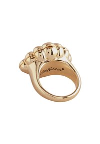 Zlato obarvan kovinski prstan z zaobljenim, teksturiranim vrhom s tremi izrazitimi mehurčastimi oblikami. Notranjost in zunanjost sta gladka in polirana.