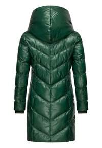Groene gewatteerde jas met een capuchon, voorzien van een chevron-quiltontwerp en elastische manchetten. Het materiaal heeft een glanzende afwerking en een gladde textuur.