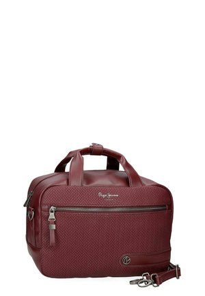 Bolsa de viaje Burgundy de Pepe Jeans London con frente texturizado, asas superiores, bolsillo frontal con cremallera y correa de hombro desmontable sobre fondo blanco.