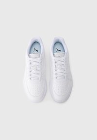 Άσπρα αθλητικά παπούτσια με λείο δερμάτινο επάνω μέρος, στρογγυλεμένη μύτη, οπές για αναπνοή, επίπεδα κορδόνια και λογότυπο στη γλώσσα και στη σόλα.