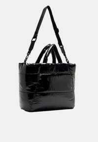 Borsa tote nera imbottita con finitura lucida, dotata di due manici corti e una tracolla regolabile. Le cuciture verticali aggiungono texture.