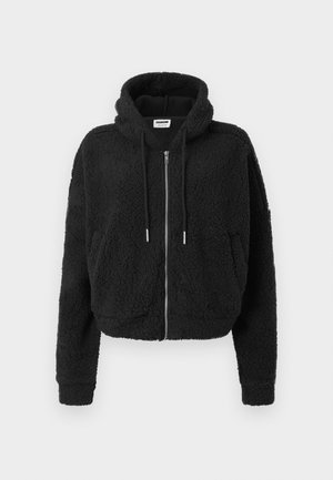 Melnā īsā kapuces jaka, izgatavota no teksturēta flīsa. Iesoļo ar rāvējslēdzēju priekšpusi, kapuci ar auklām un ribotām piedurknēm. Nav papildu rakstu vai akcentu.