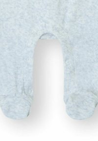 Pijama para bebé azul claro con pies, con botones a presión a lo largo de la entrepierna para facilitar el cambio de pañales.