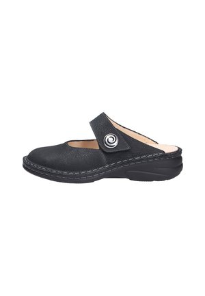Sabot en cuir noir à enfiler avec un bout arrondi, une bride réglable avec un bouton spirale argenté, et une semelle rembourrée.