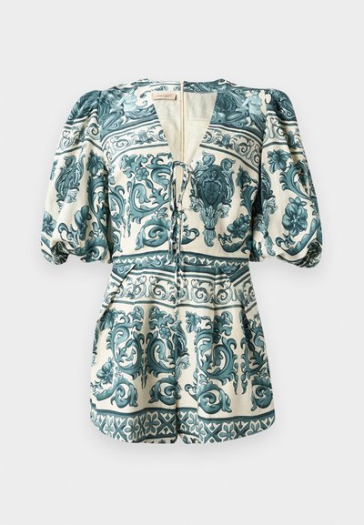 Romper com padrão floral em creme e teal. Apresenta mangas bufantes, decote em V profundo, detalhe com cordão e uma cintura ajustada.
