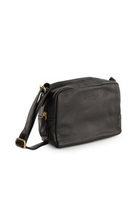 Sort læder crossbody taske med lynlås lukning, justerbar rem og præget branding. Glat tekstur med hardware i guldfarvet tone.