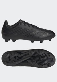 Las botas de fútbol negras cuentan con una parte superior sintética texturizada y seis tacos en la suela de goma. Un sistema de cordones cerrado recorre la parte frontal.