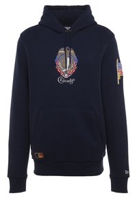 Marinblå huvtröja med broderad Chicago-logotyp som har en glob och korsade slagträn. Innehåller framficka och MLB-märke vid fållen.