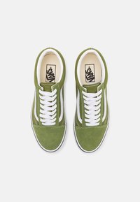 Zielone zamszowe sneakersy z białymi sznurówkami i paseczkami bocznymi. Posiadają niski design i czarne gumowe podeszwy. Logo marki na wewnętrznej stronie wkładki.