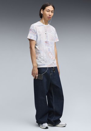 Puma, ESSENTIALS PRINTED GRAPHIC T-SHIRT - T-shirt imprimé - white glow heather