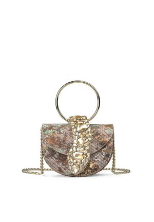Bolso pequeño marrón con estampado de piel de serpiente, asa circular dorada, correa de cadena dorada y detalle de cierre con joya en la parte frontal.