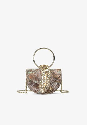 Bolso pequeño marrón con estampado de piel de serpiente, asa circular dorada, correa de cadena dorada y detalle de cierre con joya en la parte frontal.