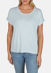 Camiseta de rayas azul claro, con mangas cortas enrolladas, cuello redondo, material de algodón suave, corte relajado, combinada con jeans azul claro.