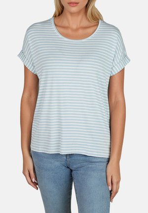 T-shirt à rayures bleu clair, manches courtes repliées, col arrondi, en coton doux, coupe décontractée, associé à un jean bleu clair.