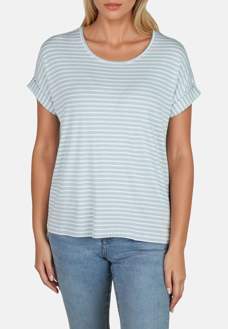 Camiseta de rayas azul claro, con mangas cortas enrolladas, cuello redondo, material de algodón suave, corte relajado, combinada con jeans azul claro.