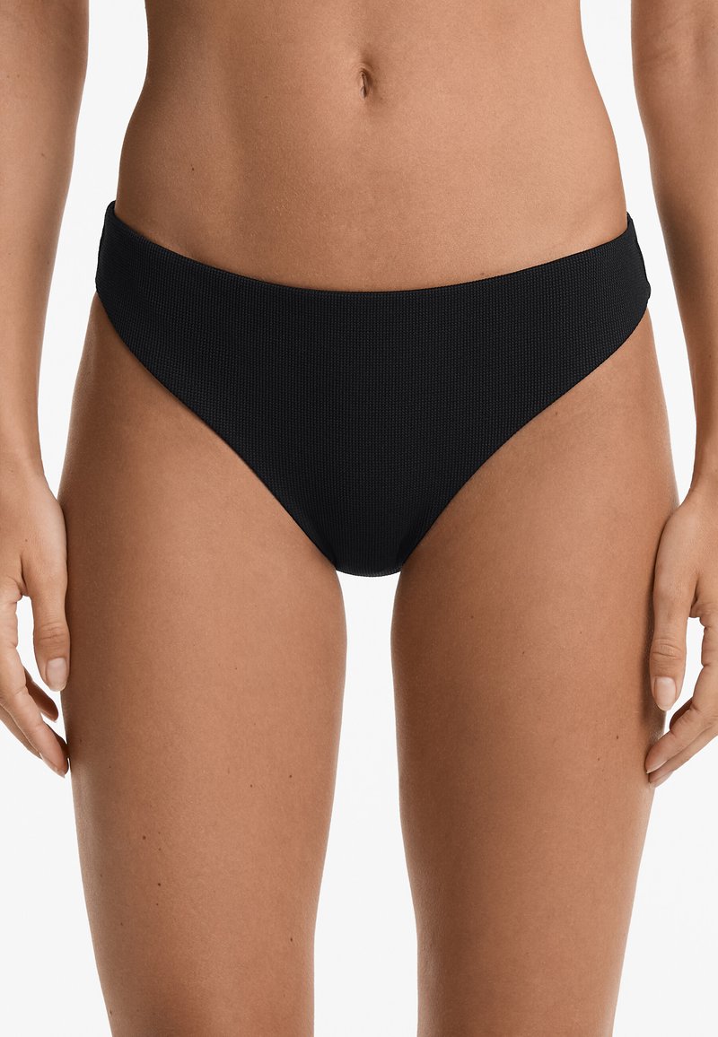 Črne bikini spodnjice z nizkim pasom. Gladka tekstura in minimalističen kroj, ki nudi srednjo pokritost na straneh.