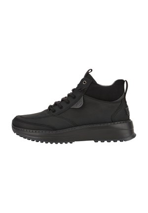Stivale in stile sneaker nero con tomaia in pelle liscia e tessuto, chiusura con lacci, colletto imbottito e suola in gomma testurizzata per una buona aderenza.