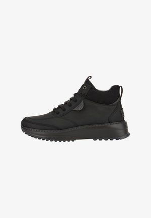 Botín estilo sneaker negro con parte superior de cuero suave y tela, cierre de cordones, cuello acolchado y suela de goma texturizada para tracción.