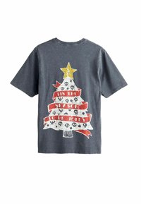 Tricou scurt, de culoare gri închis, cu un grafic al unui brad de Crăciun cu o stea aurie, cranii și o panglică roșie cu text dedesubt.