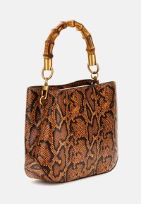 Borsa a tracolla in pelle di serpente marrone con una forma strutturata, dotata di un manico in bambù e dettagli in oro. Superficie testurizzata con un motivo distintivo.