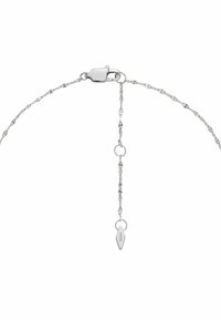 Armbanduhr in Silberoptik mit einem strukturierten Kettendesign aus ovalen Gliedern, einem Karabinerverschluss und einem Akzentanhänger in Form eines Blattes.