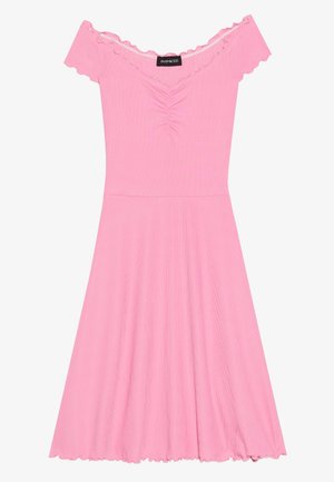 Rochie roz cu umerii goi, confecționată dintr-un material ribbed, având un decolteu plisat, fustă evazată și margelele volărilor pe mâneci și tiv.