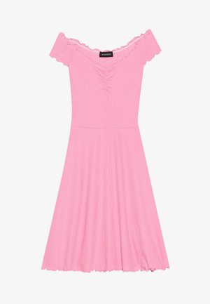 Vestido rosa às riscas sem alças, com corpete franzido, saia larga e bordas com babados nas mangas e na bainha.