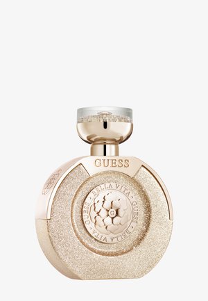 Rund parfume flaske med guldglitter med indgraveringerne "GUESS" og "BELLA VITA", forsynet med en skinnende guld- og klar hætte.