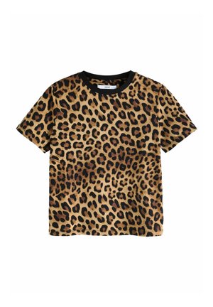 Personne portant une chemise à manches courtes imprimé léopard vue de dos avec un pantalon foncé et un tatouage sur le bras gauche.