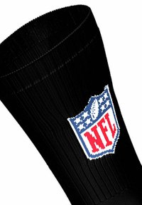 Calcetín negro de la NFL con textura acanalada. Presenta un logo que consiste en un escudo con letras rojas y acentos azules.