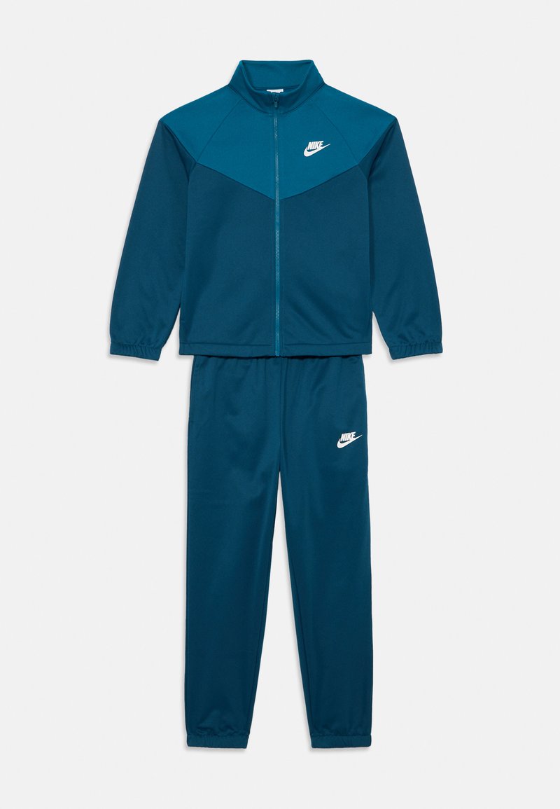 Fato de treino em azul-turquesa da Nike, com uma jaqueta com fecho e colarinho alto e calças a condizer. Ambas as peças possuem punhos elásticos e um logótipo branco em destaque.