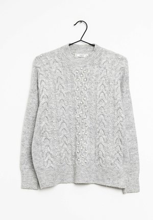 Pull gris clair en maille avec motifs torsadés et petites perles décoratives, manches longues, poignets et ourlet côtelés, suspendu à un cintre noir.
