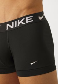 Nike Underwear ESSENTIAL TRUNK 3 PACK - Bokserbriefs - siren red/deep royal/black