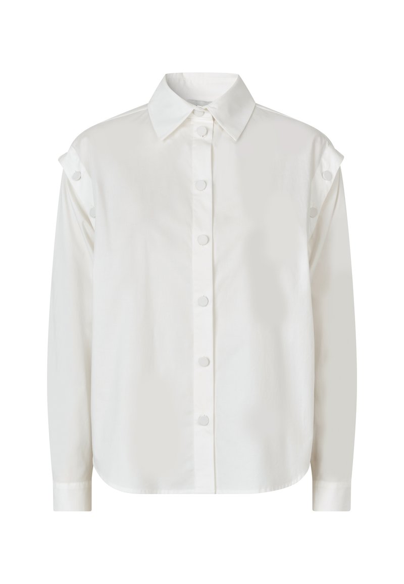 Camicia bianca con bottoni, realizzata in cotone, con colletto classico, maniche lunghe e bottoni decorativi sulle spalle. Texture liscia.
